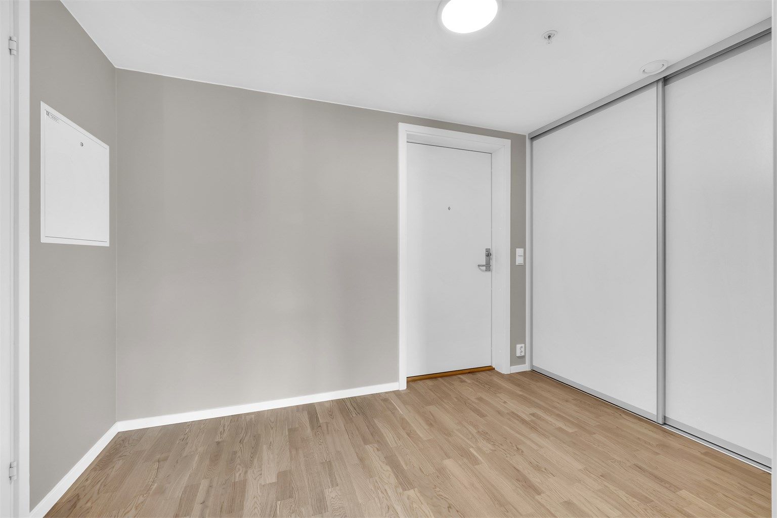 Velkommen inn! Entréen gir et godt førsteinntrykk av leiligheten og er holdt i lys og behagelige farge. Montert skyvedørsgarderobeskap tilknyttet praktisk innvendig bod.