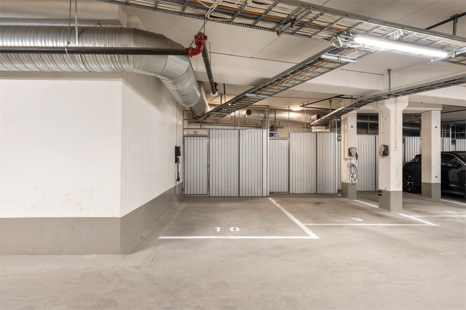 Med leiligheten følger én parkeringsplass (nr. 10, endevegg til en side) i felles garasjeanlegg