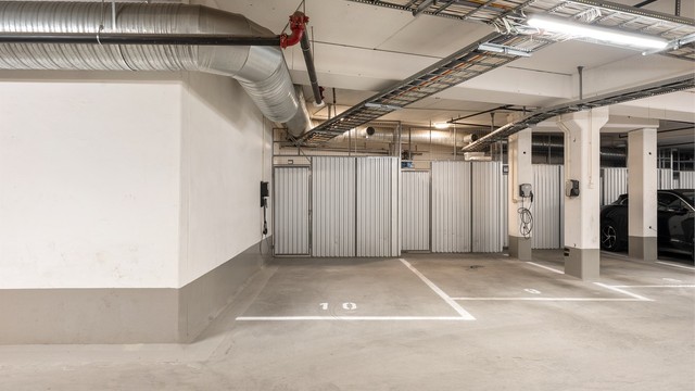 Med leiligheten følger én parkeringsplass (nr. 10, endevegg til en side) i felles garasjeanlegg