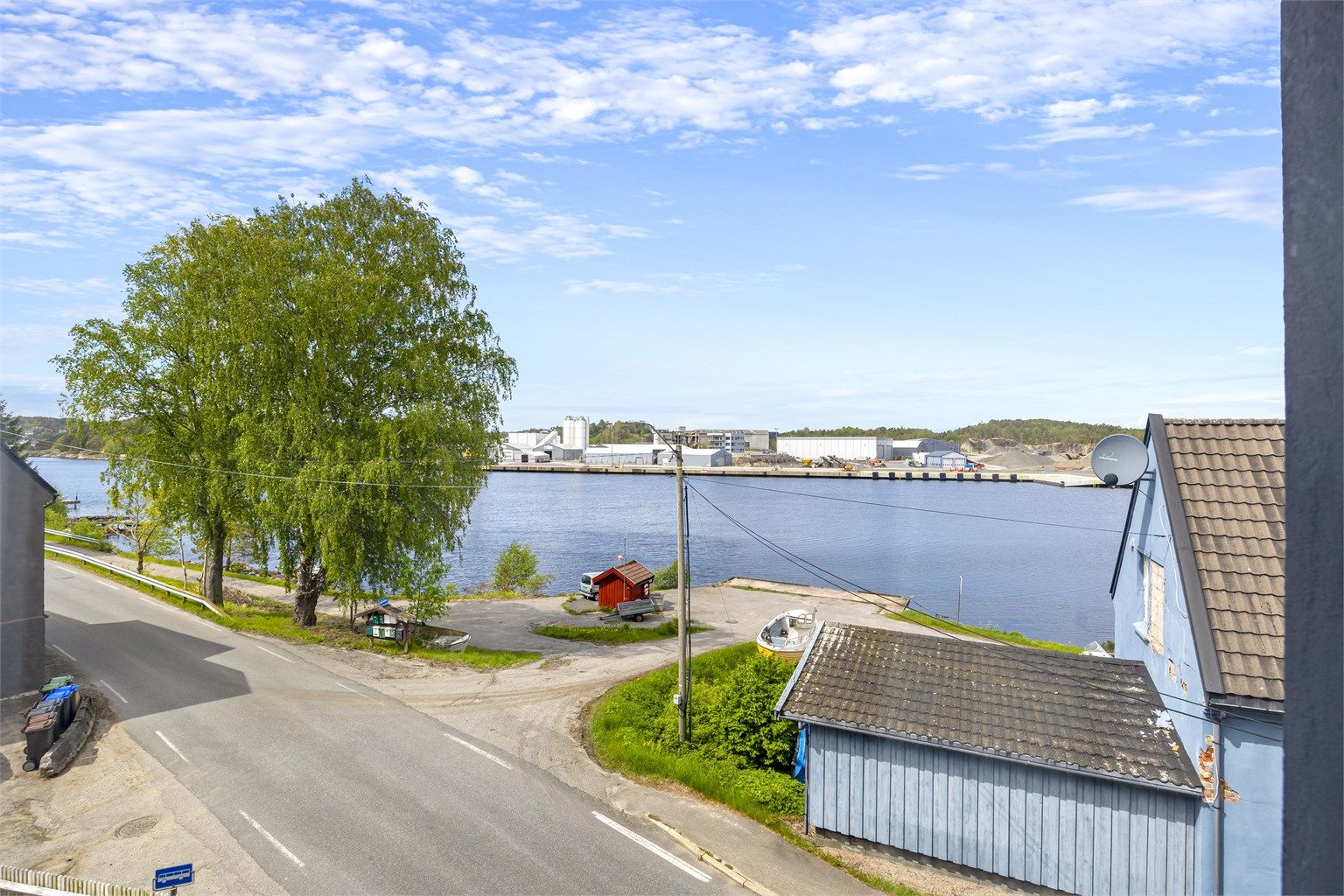 Fra boligen kan man nyte utsikt til Tromøysund og båter som seiler forbi. 