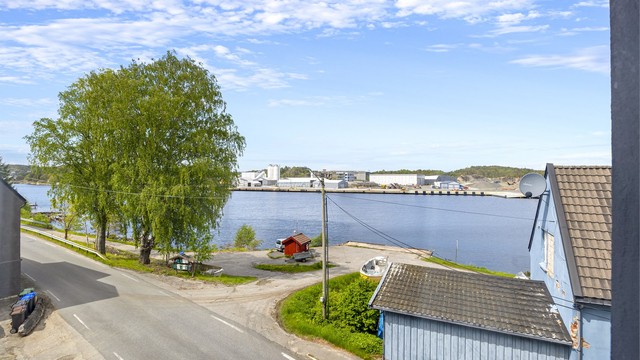 Fra boligen kan man nyte utsikt til Tromøysund og båter som seiler forbi.