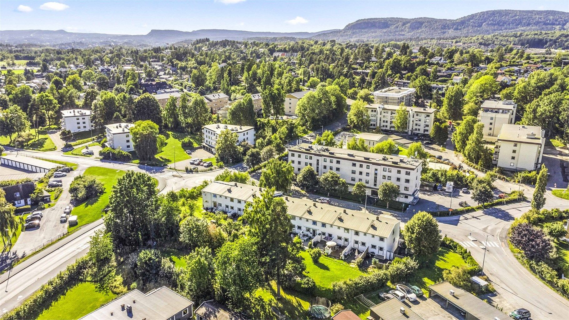 Med gangavstand til skoler, offentlig transport, Nadderud idrettsanlegg og Bekkestua sentrum, er dette en ideell base for en aktiv familie.