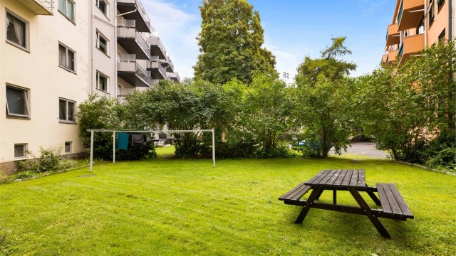 Frodig felles bakgård i aksjelaget.