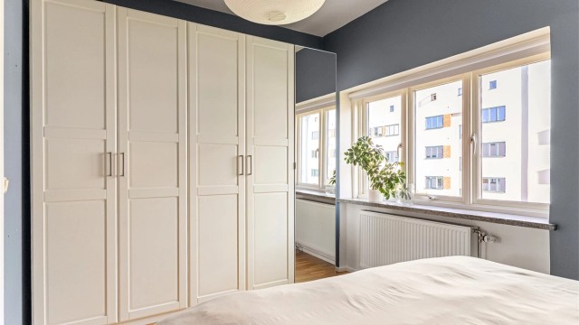 Rikelig med oppbevaringsplass i en hel garderoberekke langs veggen. Store vinduer slipper inn morgenlyset og gir rommet en luftig følelse.