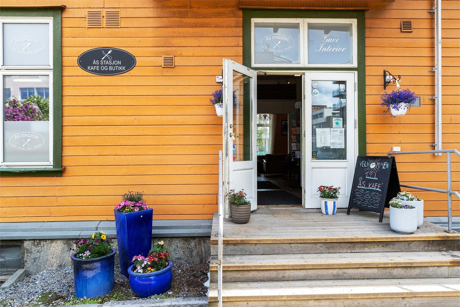 Stasjonsområdet byr på hyggelige møteplasser som Ås Stasjon Kafé og Butikk.