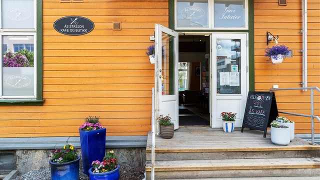 Stasjonsområdet byr på hyggelige møteplasser som Ås Stasjon Kafé og Butikk.