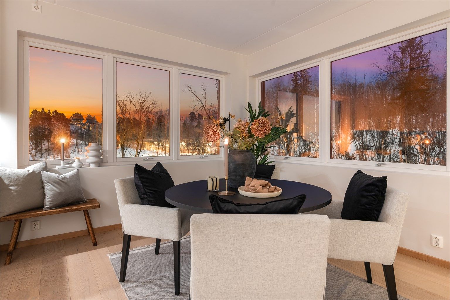 Den åpne løsningen mellom stue, spisestue og kjøkken skaper en sosial atmosfære når man er med venner og familie.