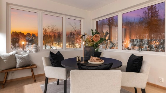 Den åpne løsningen mellom stue, spisestue og kjøkken skaper en sosial atmosfære når man er med venner og familie.