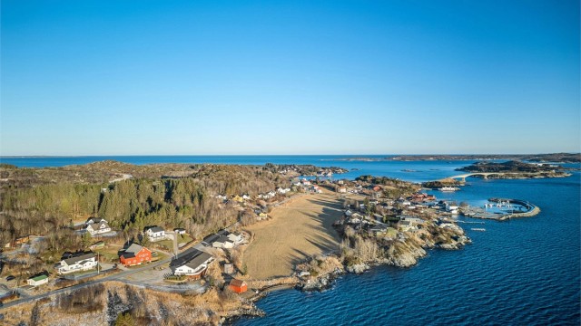 I nærområdet finnes det også et godt utvalg av øvrige servicetilbud, herunder byggevarehandel, treningssenter, bowlinghall og lavprisbutikker. Fillan skole (1-10. trinn) ligger kun en 7 minutters kjøretur fra eiendommen, og like ved ligger også Fillan ba