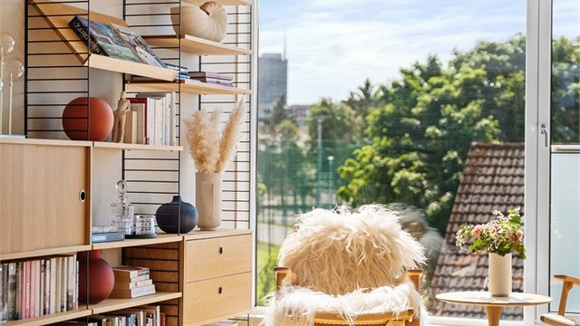 Store vindusflater gir rikelig og gjennomgående naturlig lys.