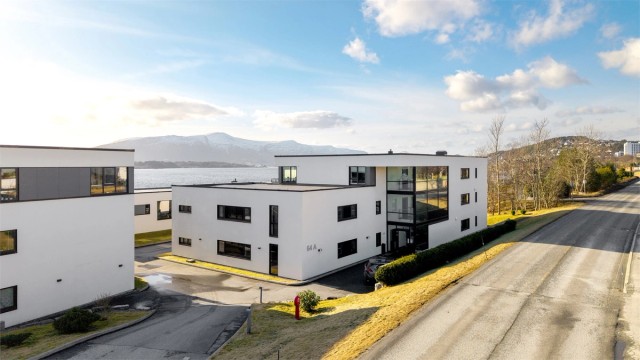 Dronebilde av sameiet sett fra adkomstveg i Borgundfjordvegen