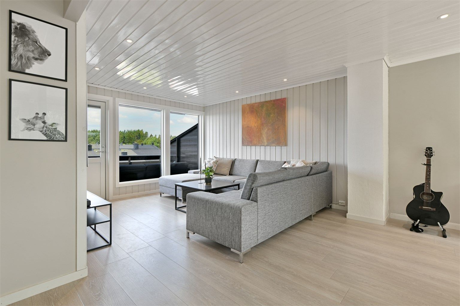 Stue - varmepumpe fra 2020 - vinduer og balkongdør i boligen er fra 2022/2023 (med unntak av rom benyttet som soverom 4)