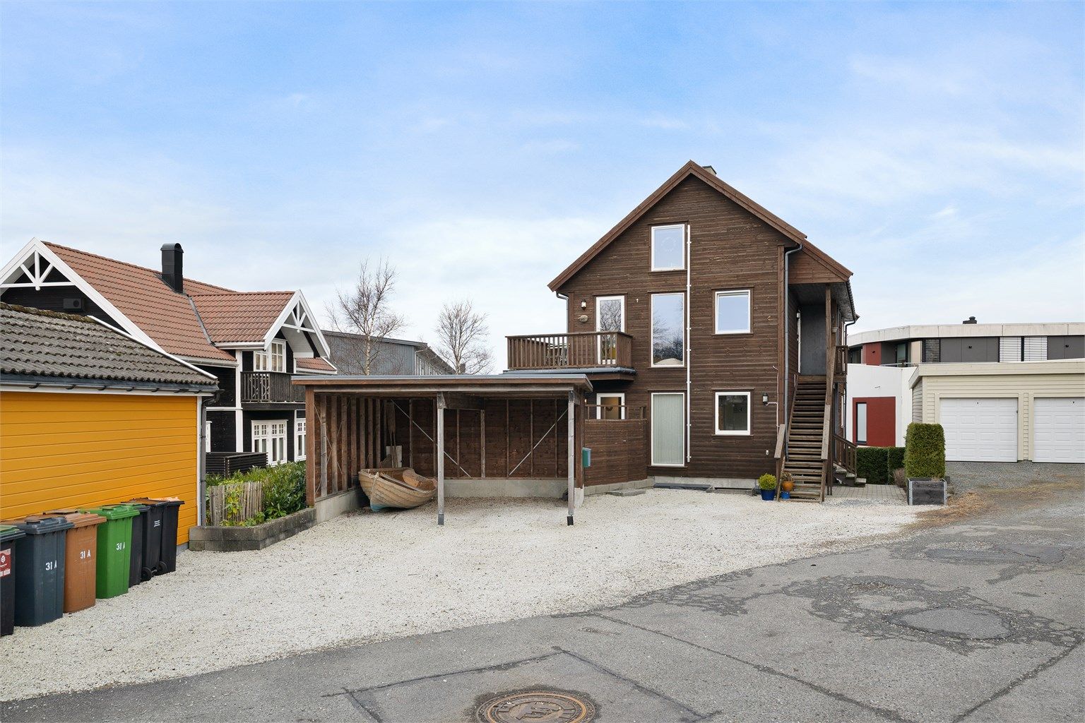 1 parkeringsplass carport. Felles gårdsrom (opparbeidet noe utenfor eiendomsgrensene). El-bil lader medfølger. 