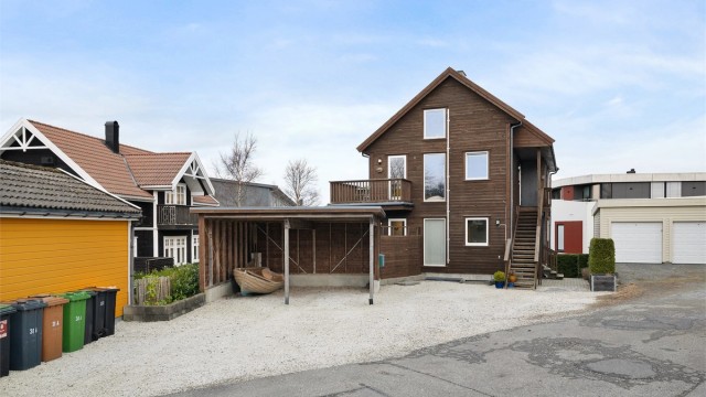 1 parkeringsplass carport. Felles gårdsrom (opparbeidet noe utenfor eiendomsgrensene). El-bil lader medfølger.