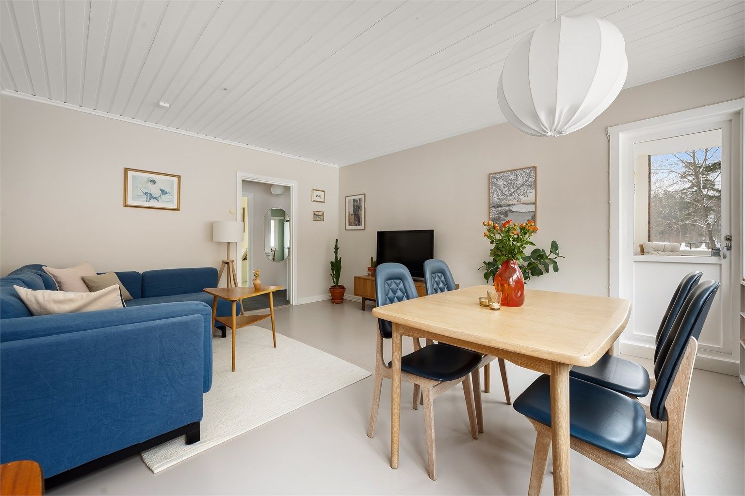 Balkongdøren fra 1988 har 2-lags glass og slipper inn ekstra lys.