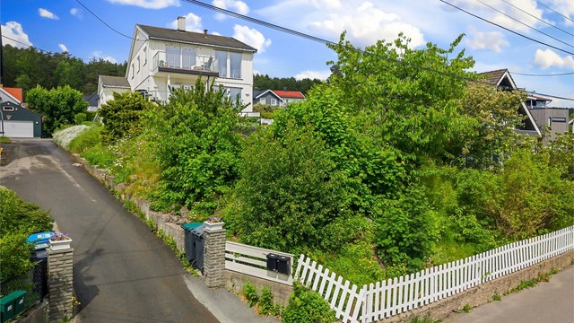 Eiendommen har adkomst fra Kildeveien via privat vei med felles vedlikeholdsansvar. Veirett og avtale om vedlikehold er tinglyst på eiendommene det gjelder