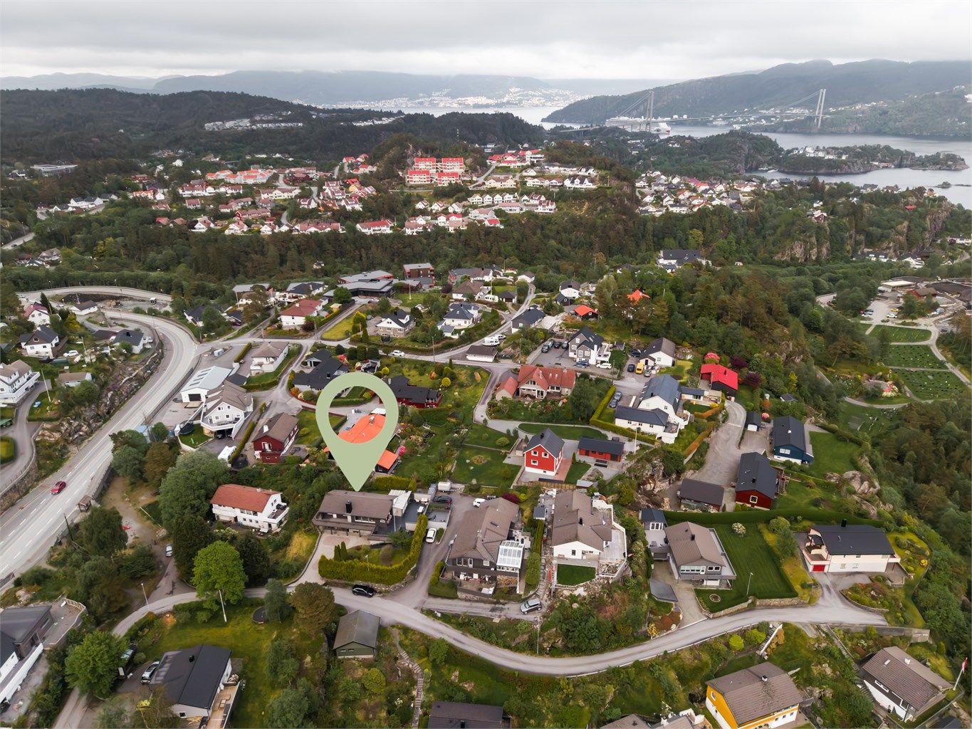 Beliggenheten er sentral med kun cirka 15 minutters kjøring til Bergen sentrum.