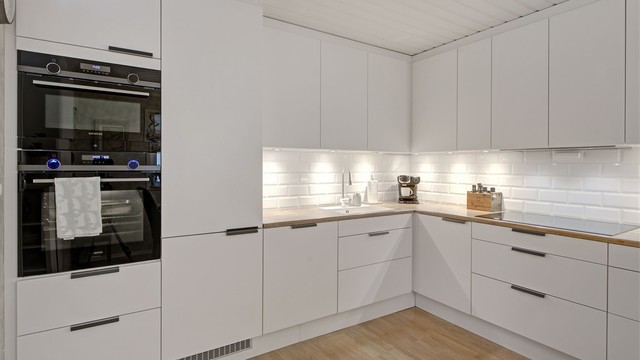Kjøkken - moderne innredning fra Designa montert i 2019 - gode med skap- og benkeplass