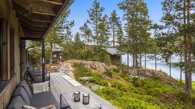 Fra terrassen ser man ned mot vannet Nisser.