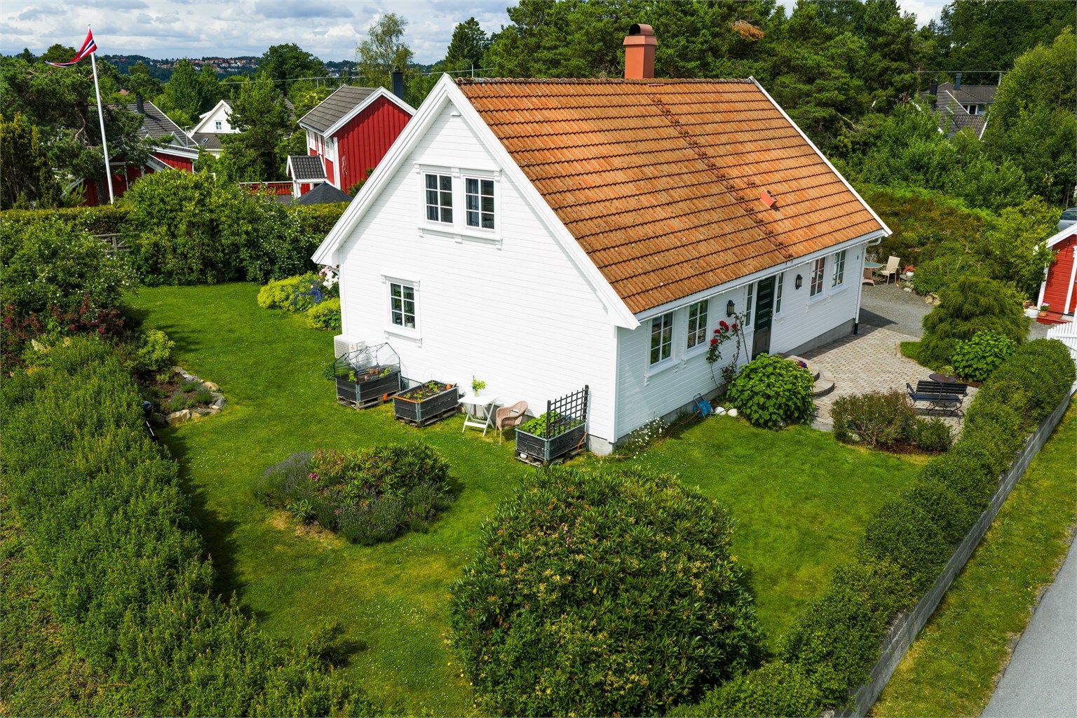 Den store, grønne hagen omkranser boligen og gir gode muligheter for utendørsaktiviteter.