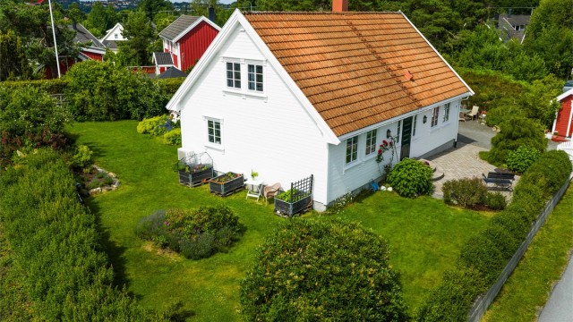 Den store, grønne hagen omkranser boligen og gir gode muligheter for utendørsaktiviteter.