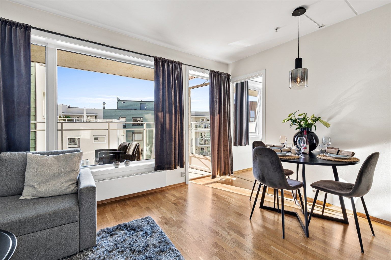 Robin Lauritzen v/ Krogsveen Eiendomsmegling har gleden av å presentere Lørenveien 64B!