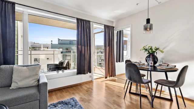 Robin Lauritzen v/ Krogsveen Eiendomsmegling har gleden av å presentere Lørenveien 64B!