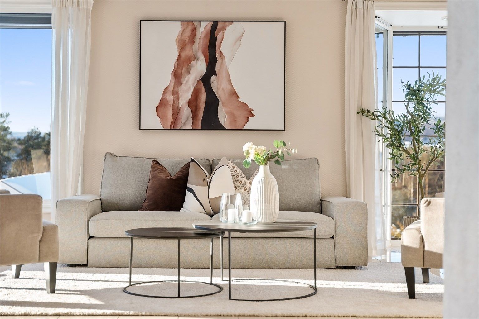 Veggflatene i stuen består hovedsakelig av malt tapet.