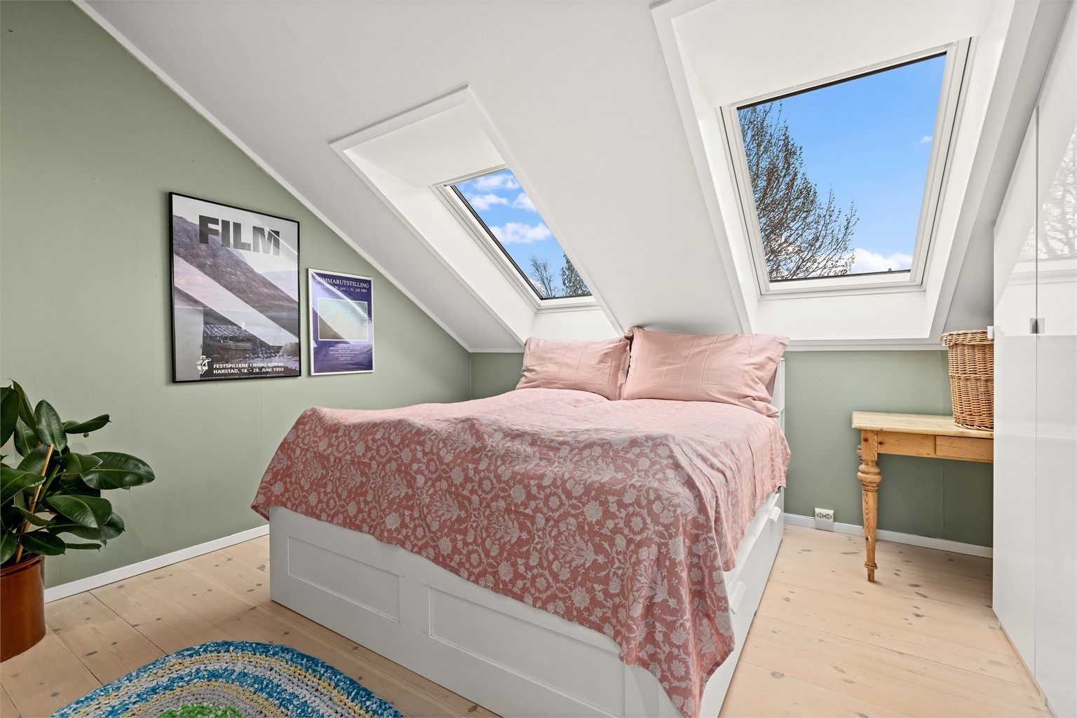 Store takvinduer på hovedsoverommet sørger for en lys og behagelig atmosfære.