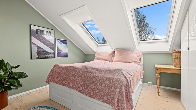 Store takvinduer på hovedsoverommet sørger for en lys og behagelig atmosfære.