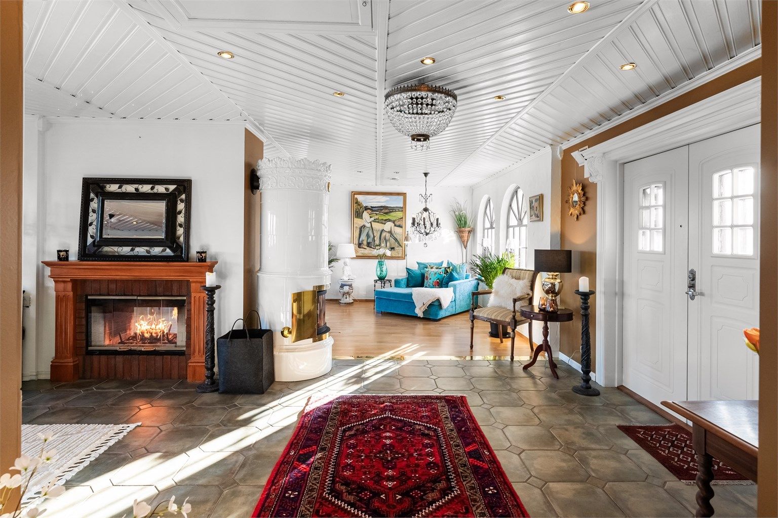 Hall med adkomst til fantastiske lagringsmuligheter på gulvet loft med god takhøyde
