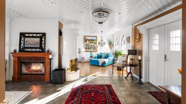 Hall med adkomst til fantastiske lagringsmuligheter på gulvet loft med god takhøyde
