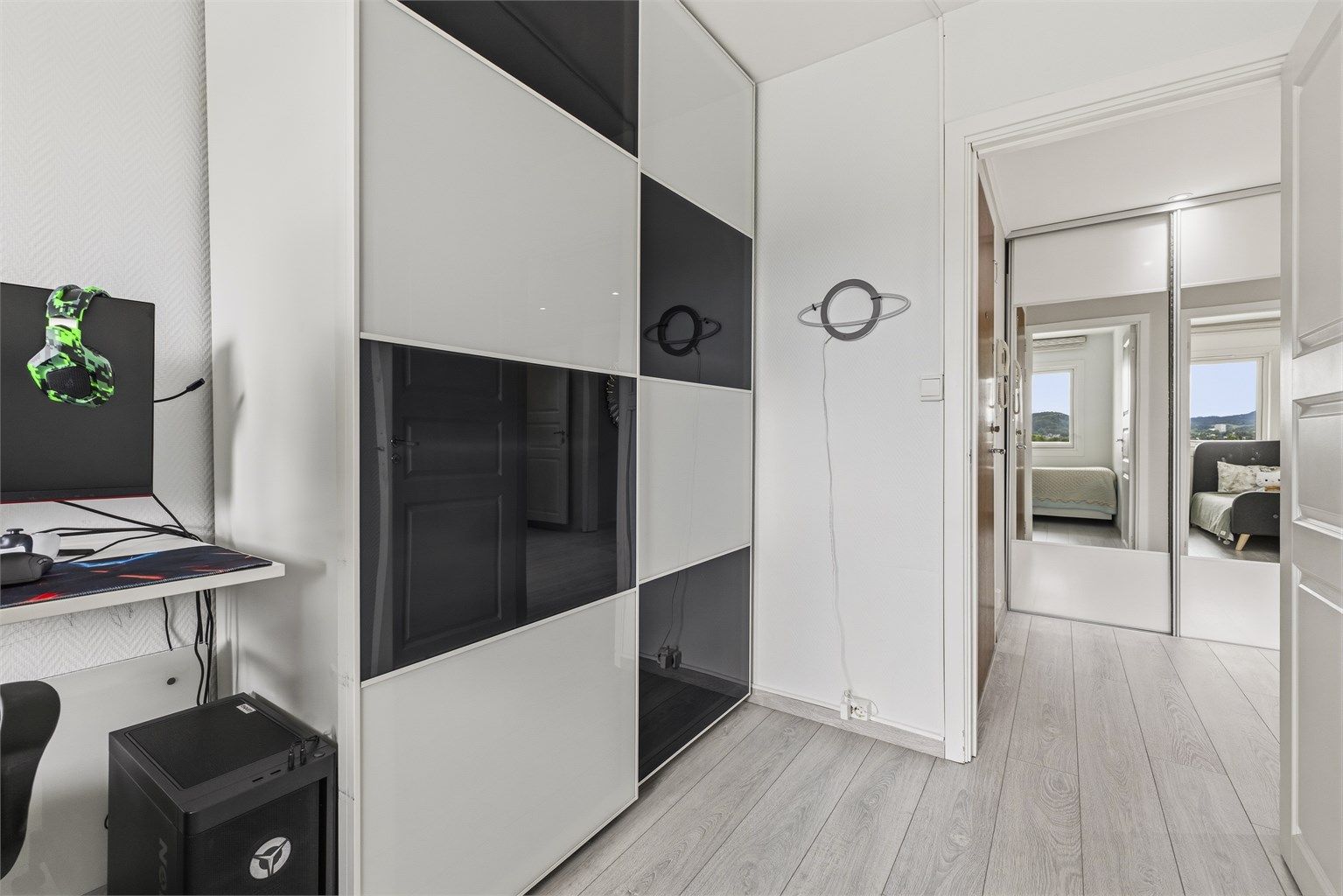 Stor skyvedørsgarderobe med god plass til klær og annet