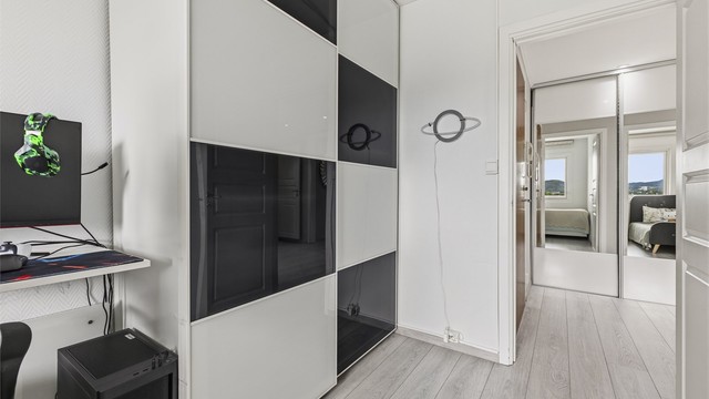 Stor skyvedørsgarderobe med god plass til klær og annet