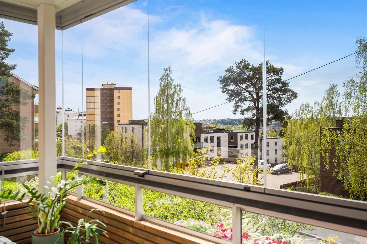 Balkongen er innglasset og føles ut som en naturlig forlengelse av stuen, spesielt på sommerstid. 