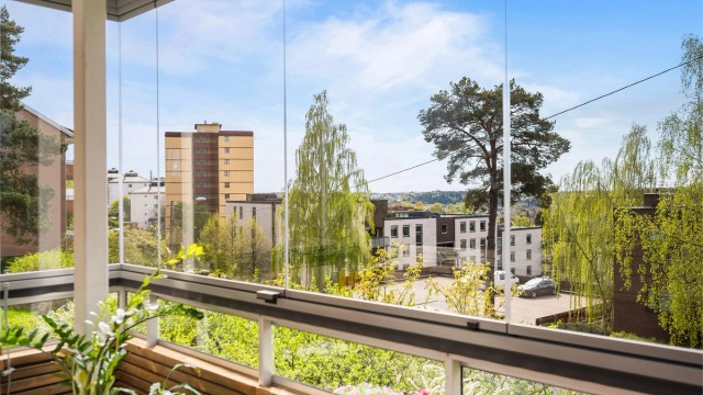 Balkongen er innglasset og føles ut som en naturlig forlengelse av stuen, spesielt på sommerstid.