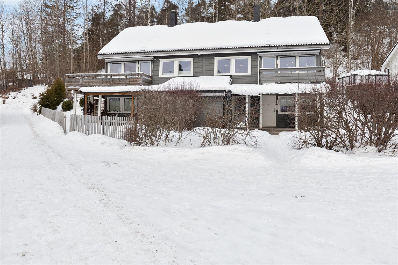 Boligen byr på 3 uteplasser, direkte adkomst til marka og rikt lysinnslipp gjennom store vindusflater.