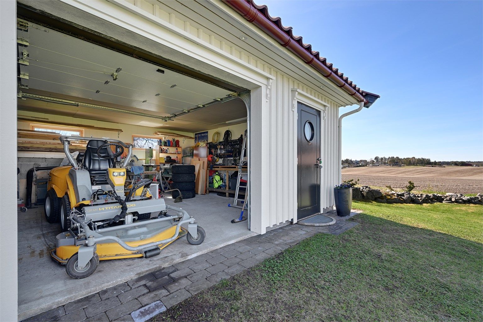 Den frittstående dobbelgarasjen fra 2008 har et areal på 51 m² og lagringsmuligheter på loftet.