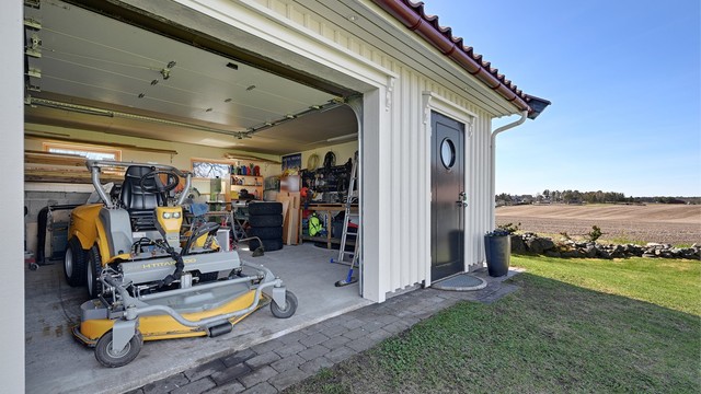 Den frittstående dobbelgarasjen fra 2008 har et areal på 51 m² og lagringsmuligheter på loftet.