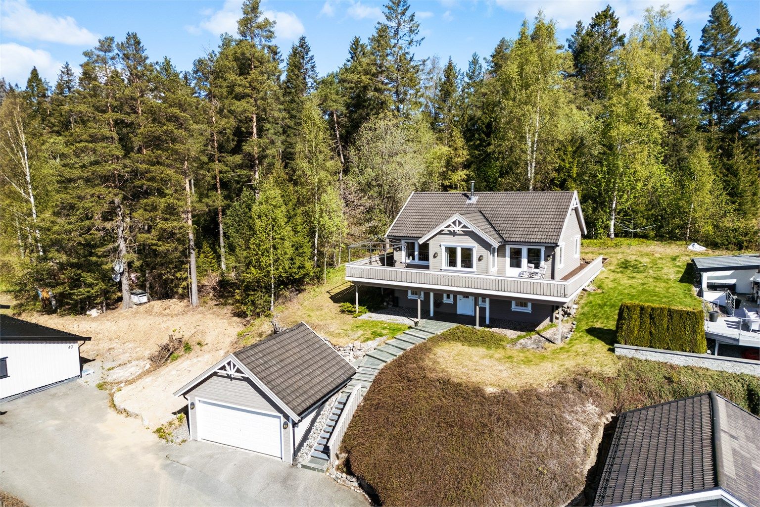 Boligen ligger høyt og fritt til, øverst på feltet, uten gjennomgangstrafikk.