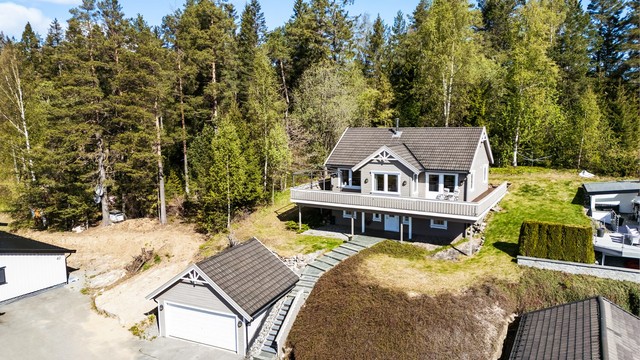 Boligen ligger høyt og fritt til, øverst på feltet, uten gjennomgangstrafikk.