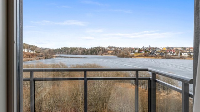Gode solforhold og flott utsikt mot Gjellumvannet.