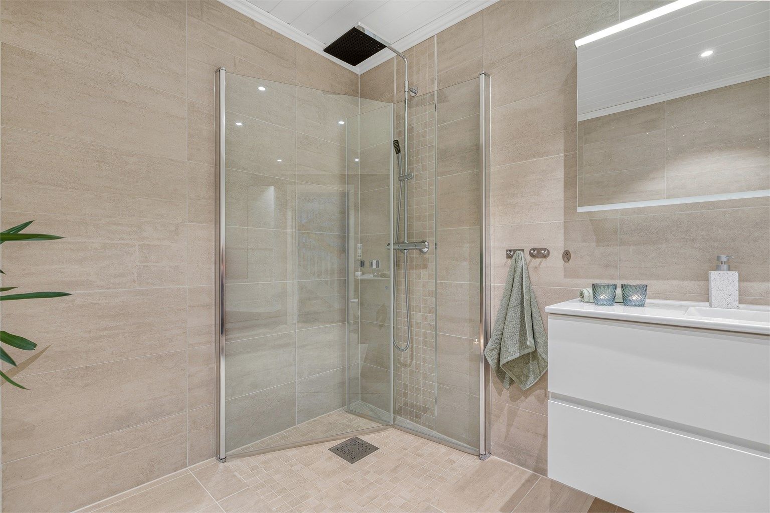 Dusjhjørne på 1x1 meter er praktisk, stilige innfellbare dusjvegger i herdet glass