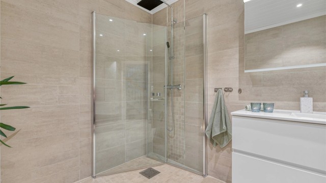 Dusjhjørne på 1x1 meter er praktisk, stilige innfellbare dusjvegger i herdet glass