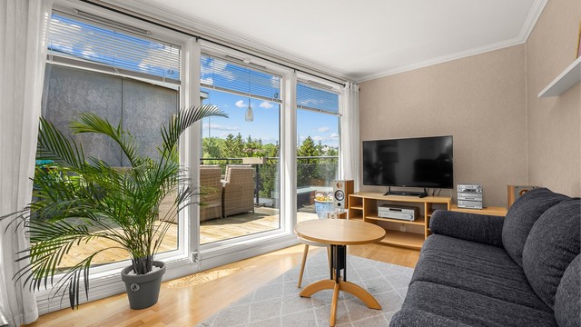 Romslig loftstue med fine lysforhold og direkte utgang til takterrassen.