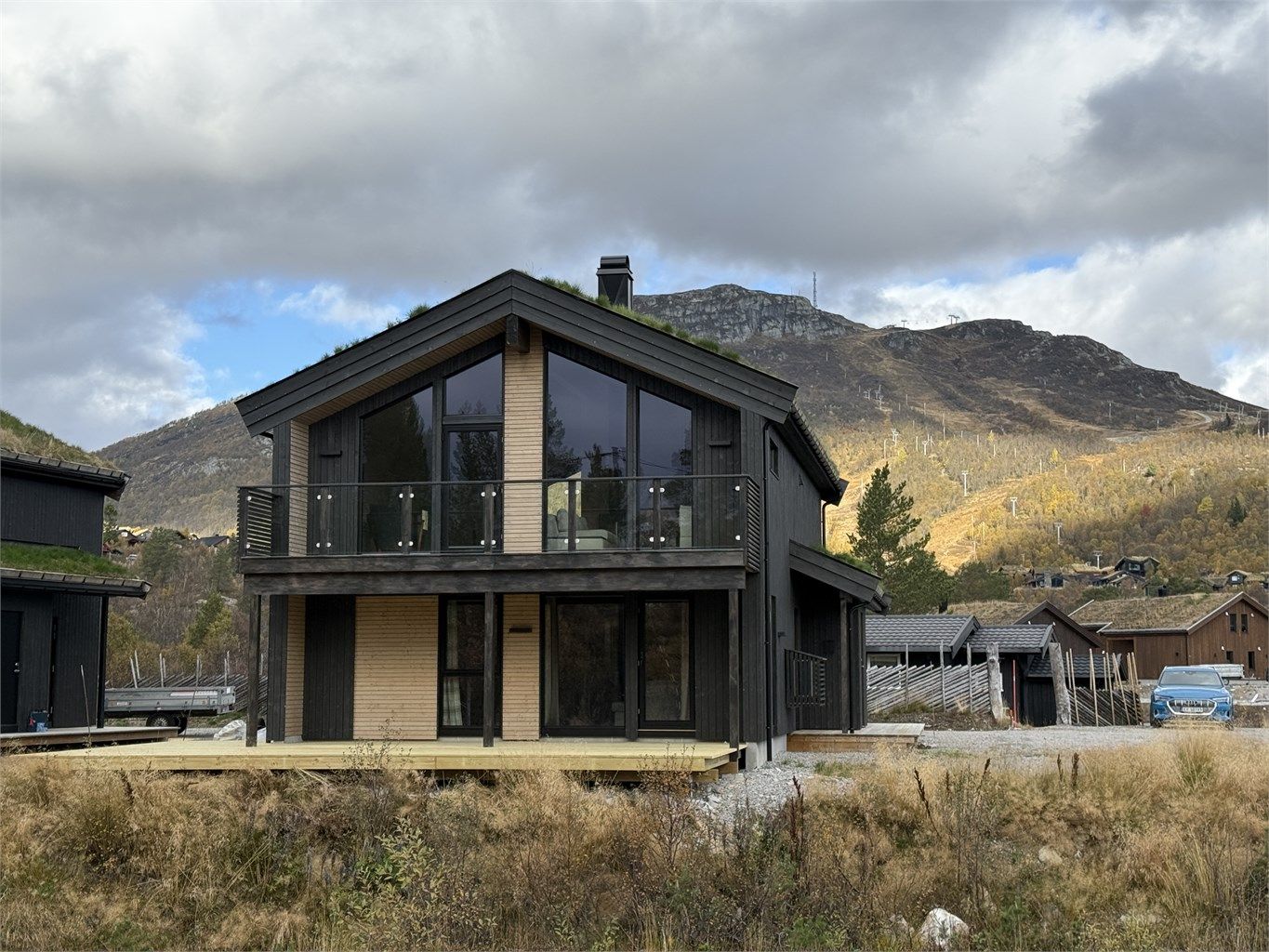  - Velkommen til Dyregrenda sør og Fjellparkvegen 42 -  Skisenteret i bakgrunnen.