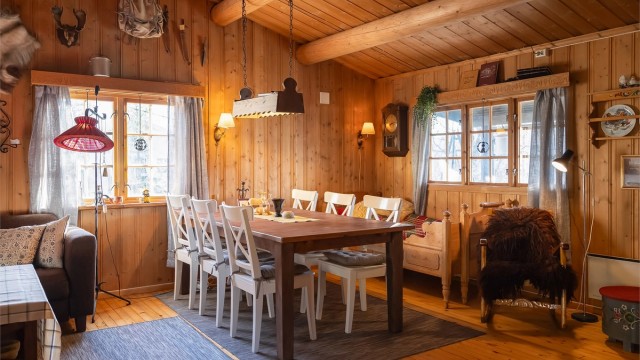 Velkommen til Ruglsjølia 16 og 18, og denne flotte hytta beliggende i rolige og idylliske omgivelser på Glåmos/Røros!
Foto: Oscar Stoltenberg