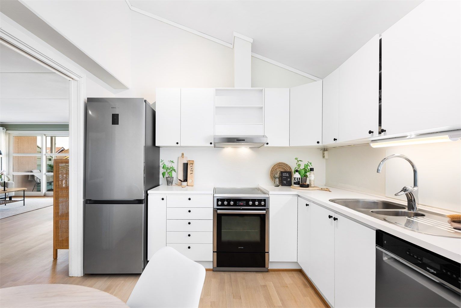 Integrerte hvitevarer og kjøleskap følger med. 