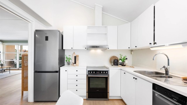 Integrerte hvitevarer og kjøleskap følger med.