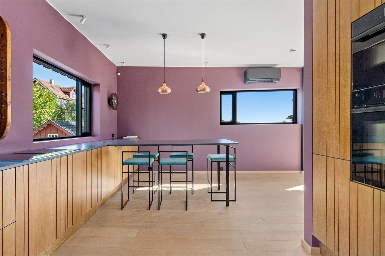 Stort moderne kjøkken med innebygd spiseplass.